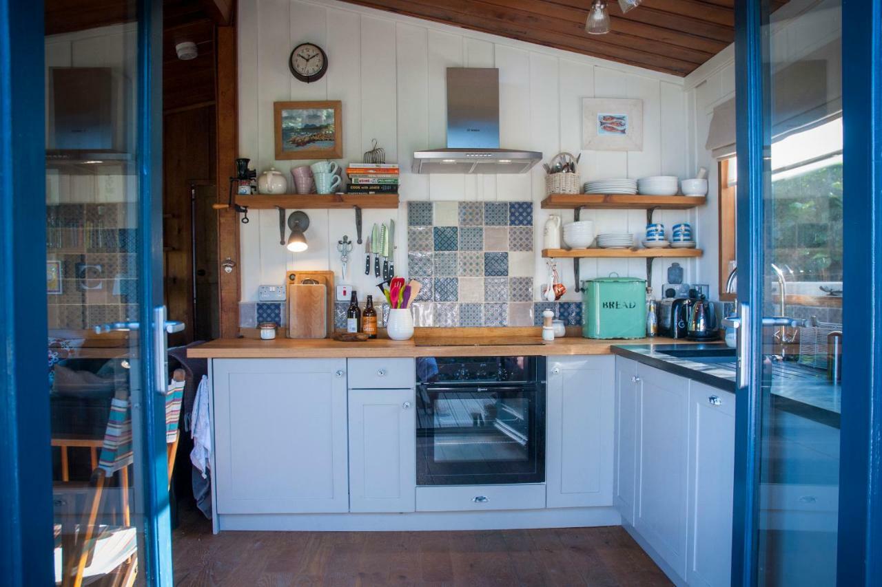 Little Kestrel Cabin Pennal Экстерьер фото