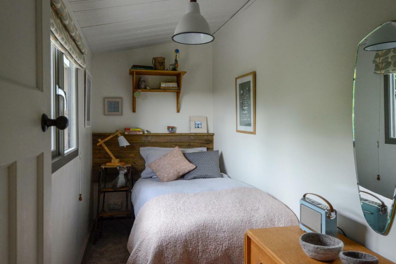 Little Kestrel Cabin Pennal Экстерьер фото
